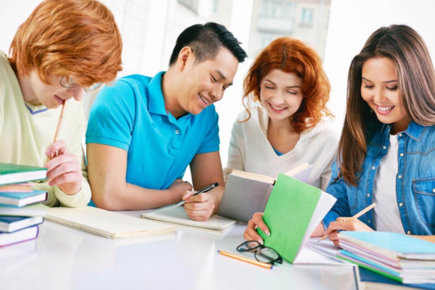 Moderne Finanzplanung mit digitalen Werkzeugen und strukturierter Budgetübersicht