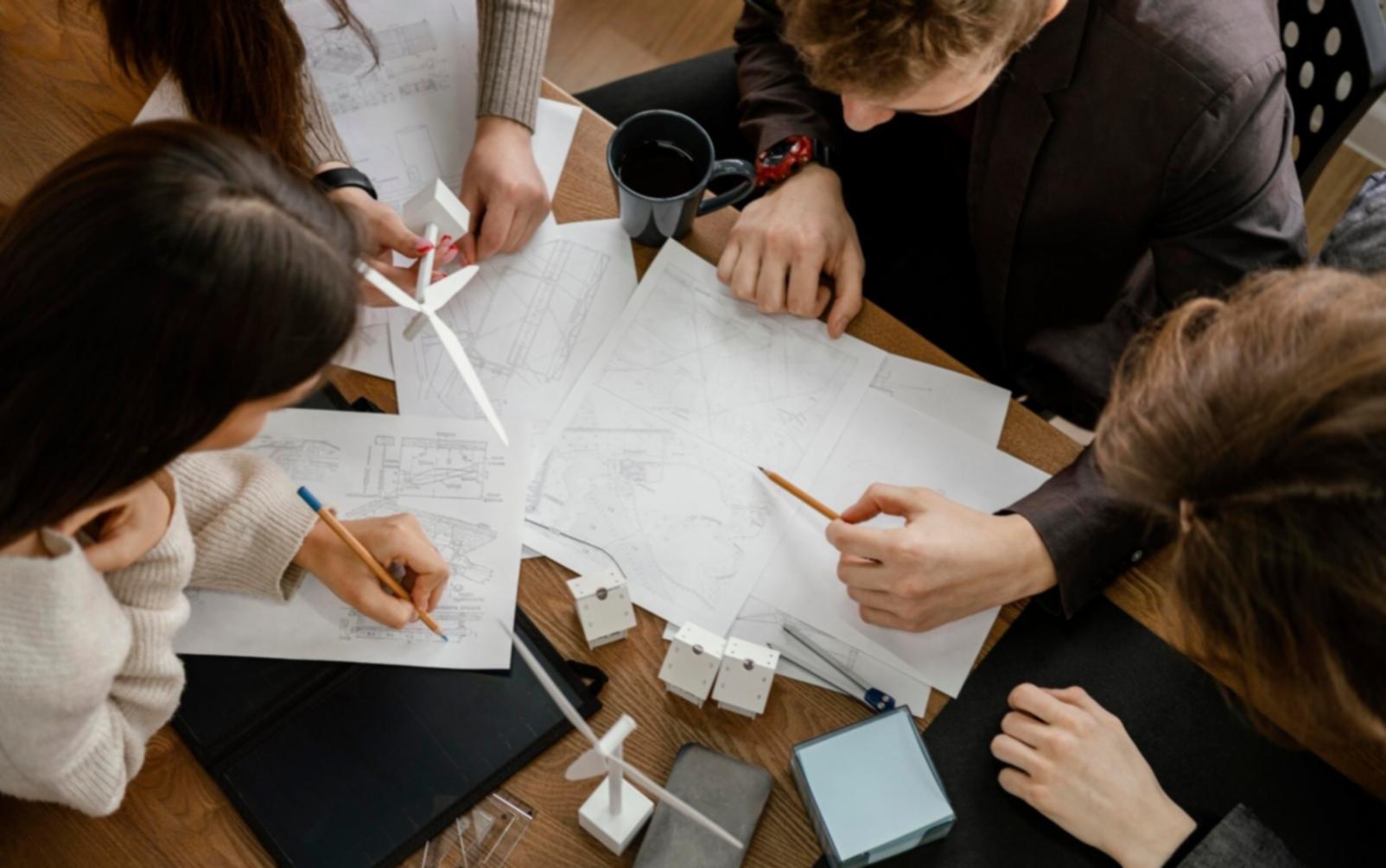 Teilnehmer beim gemeinsamen Lernen von Budgetplanungsstrategien